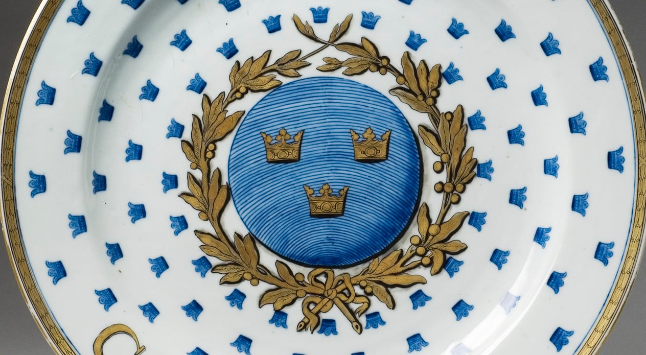 Närbild av fat från Girpsholmsservisen. Foto. 