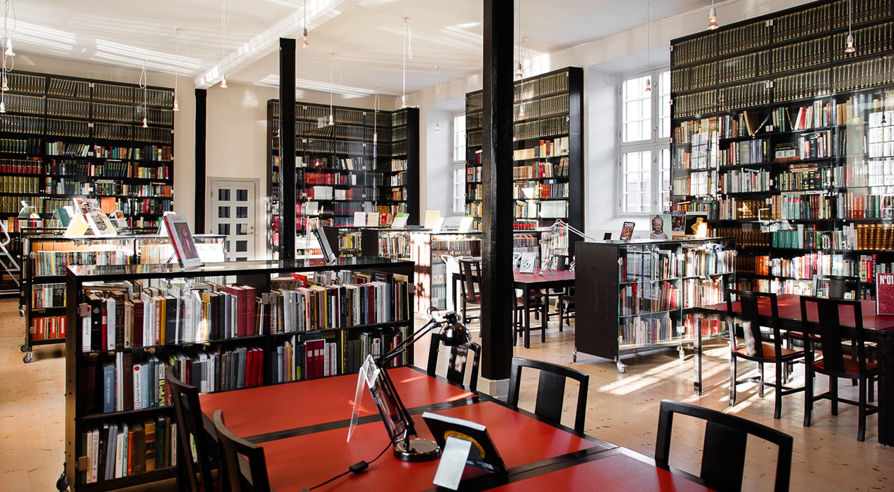 Fotografi inifrån biblioteket.